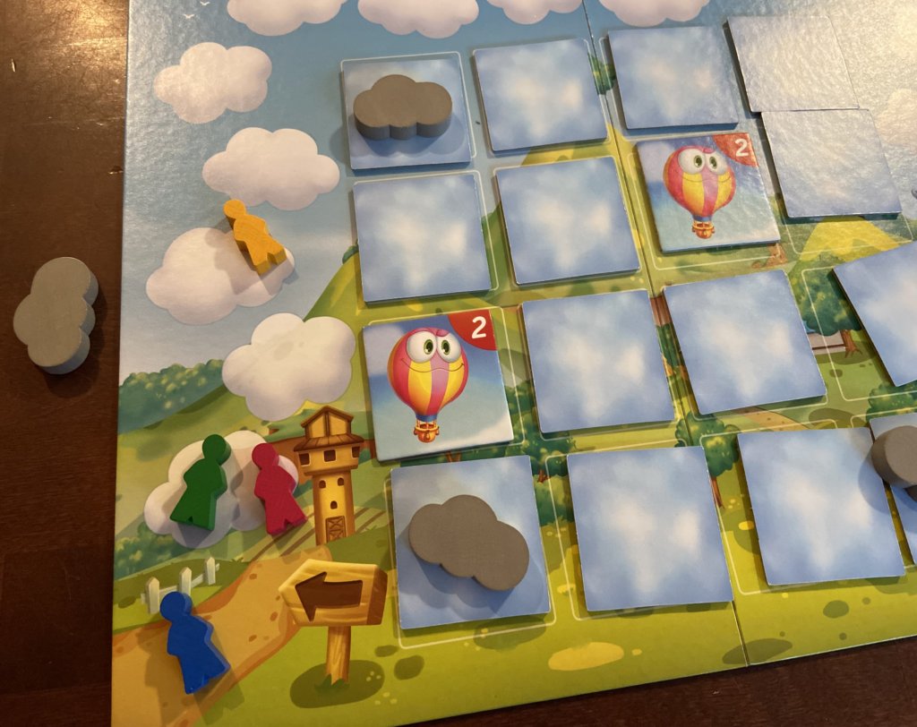 Ein Pärchen mit zwei Ballons ist aufgedeckt. Aufgedruckt ist die Zahl zwei