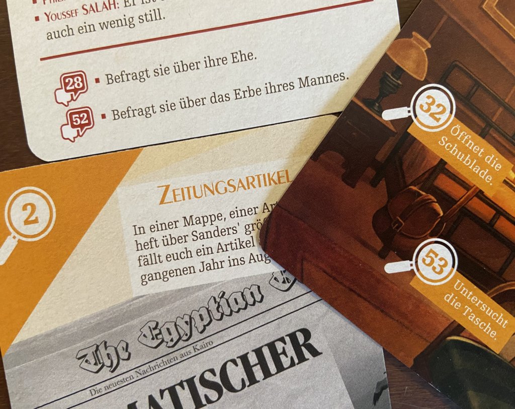 Hinweise werden auf Karten gegeben