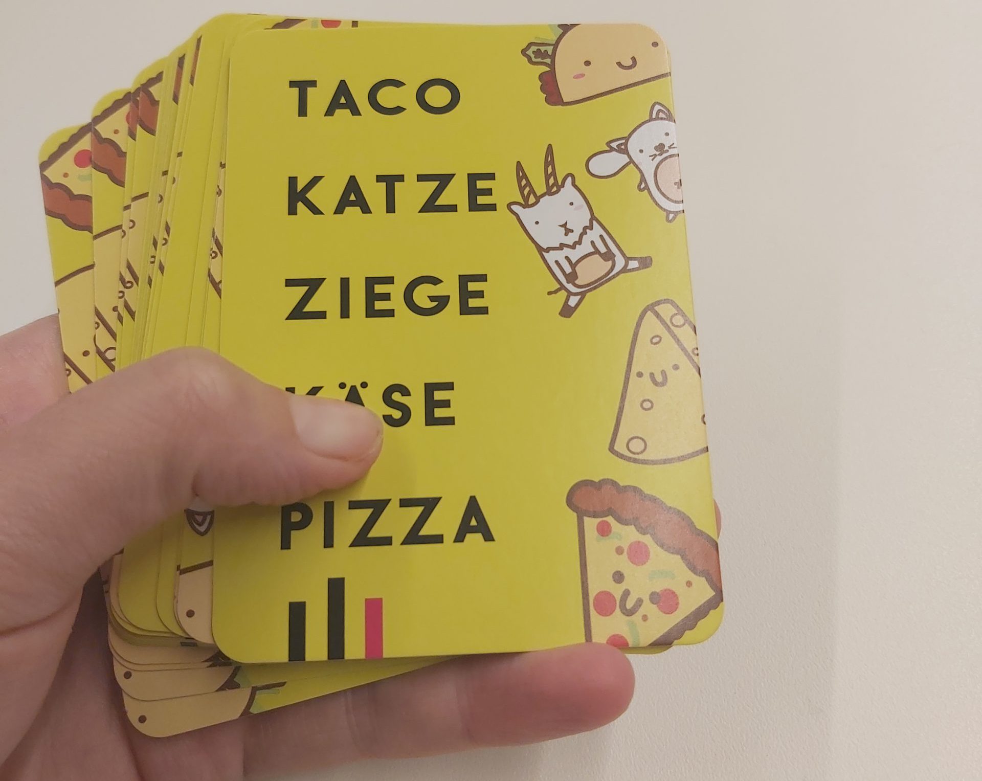 Zu sehen ist die Rückseite des Kartendecks vom Spiel Taco, Katze, Ziege, Käse, Pizza.
