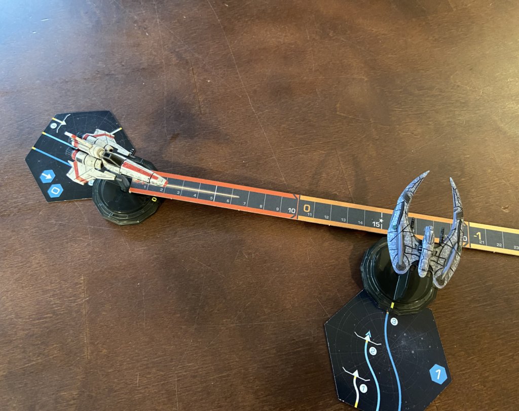 Zwei Raumschiffe auf dem Tisch mit einem Abstandsmesser.