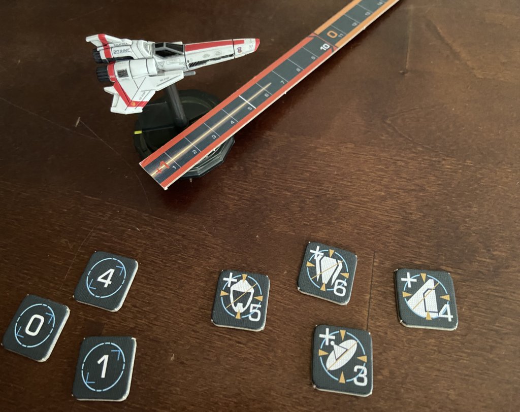 Raumschiff mit Messlatte und verschiedene Pappmarker mit Zahlen und Symbolen.