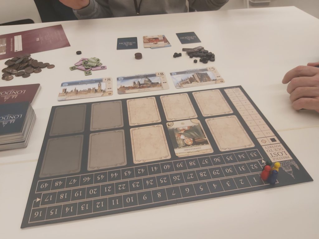 Zu sehen ist das Spielbrett von London, an dem sich alle Mitspielenden im Spielverlauf für neue Karten bedienen können.