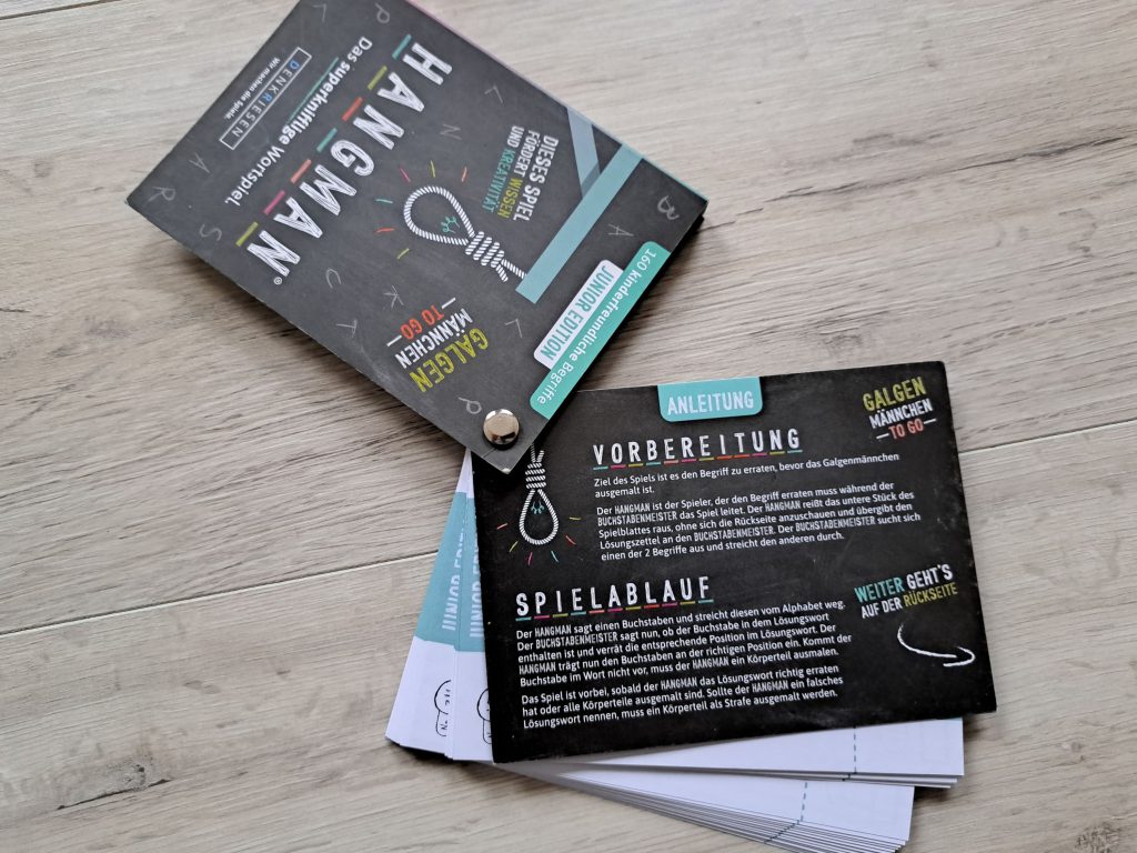 Spiel mit aufgeklappter Spielanleitung