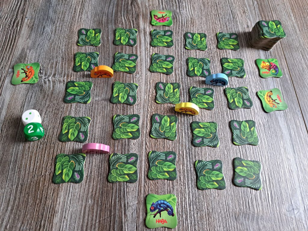 Aufgebautes Spiel mit Raster und Spielfiguren