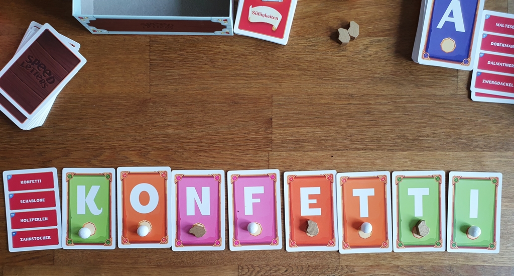 Das Wort dieser Runde wird ausgewertet. Auf jede Karte wird eine Belohnung gelegt.