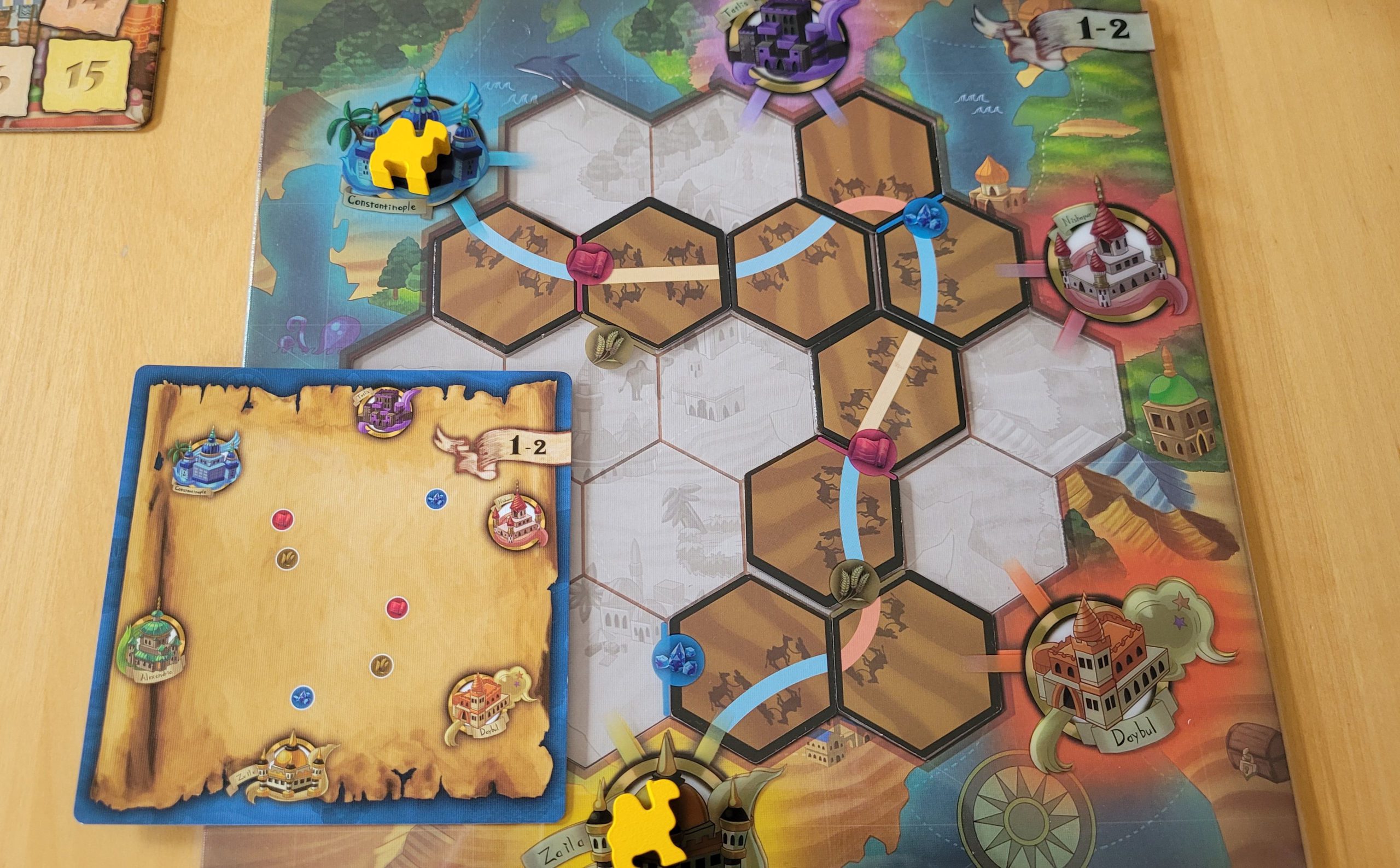 Einige Plättchen sind auf den Spielplan gelegt.