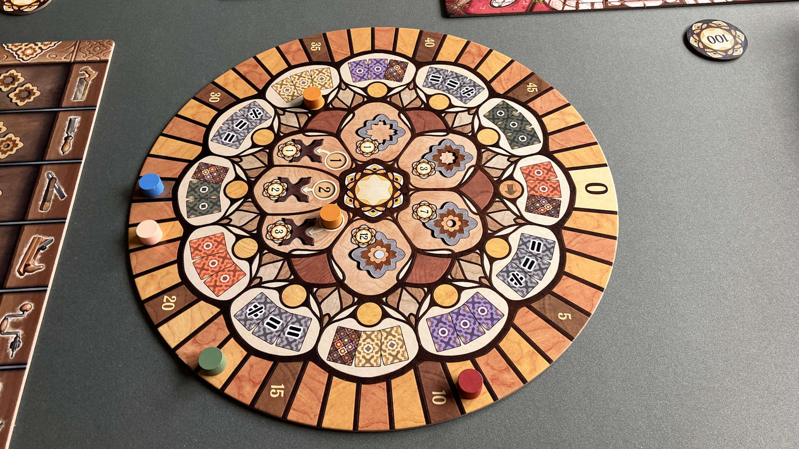 Der zentrale Spielplan im Detail.
