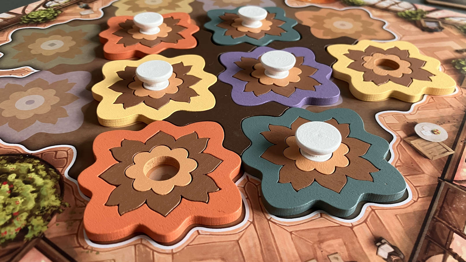Nahaufnahme des Spielmaterials. Die Komponenten gleiten flüssig ineinander