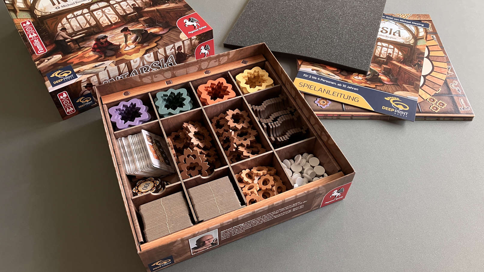 Die Spielschachtel bietet einen praktischen Sortiereinsatz.