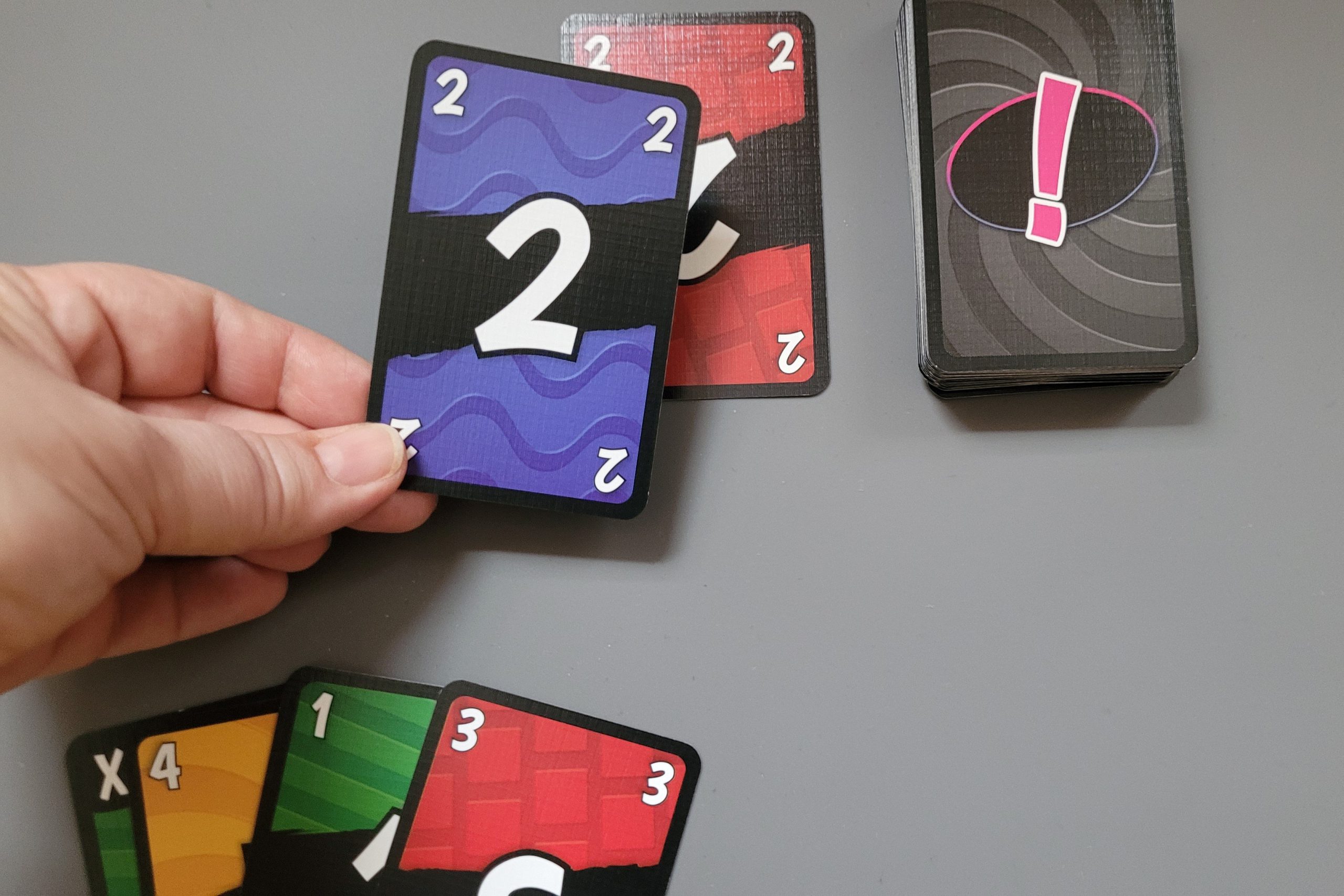 Ein blaue 2 wird auf eine rote 2 gelegt