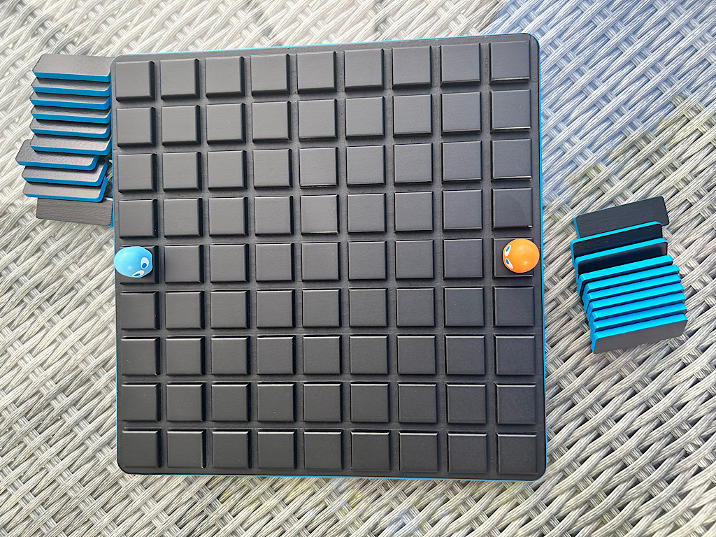 Der Spielaufbau für 2 Spielende für "Quoridor"