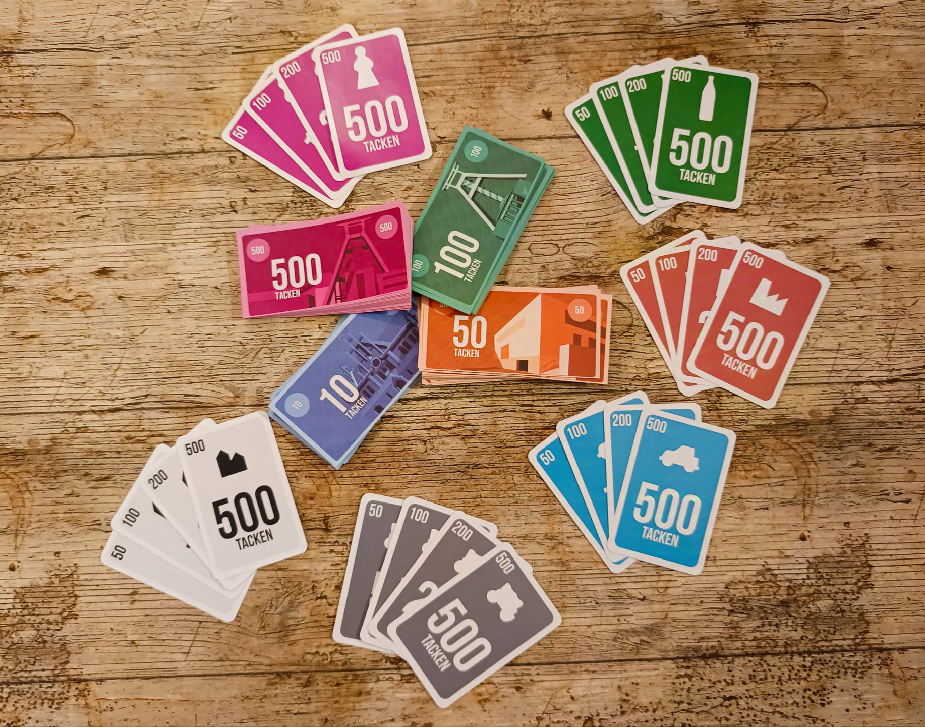 Viele Scheine mit verschiedenen Werten, sowie Bietkarten lassen den Spielverlauf nicht stillstehen. 