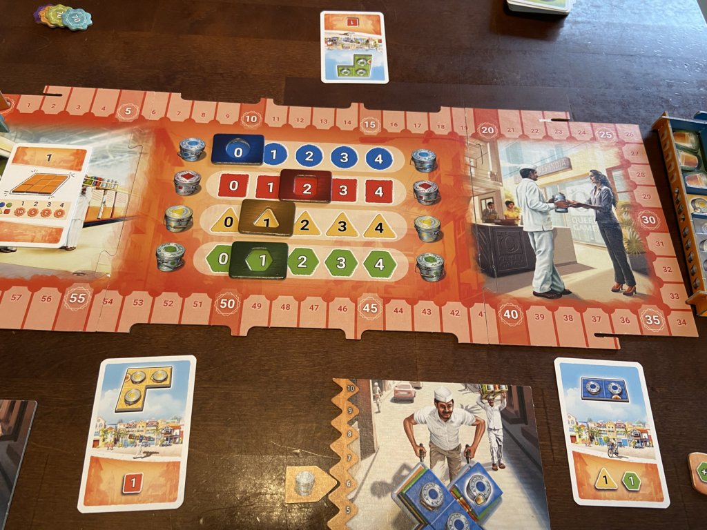 Zu sehen ist die zweite Seite des Spielbretts mit Farb- und Einkommensleiste.