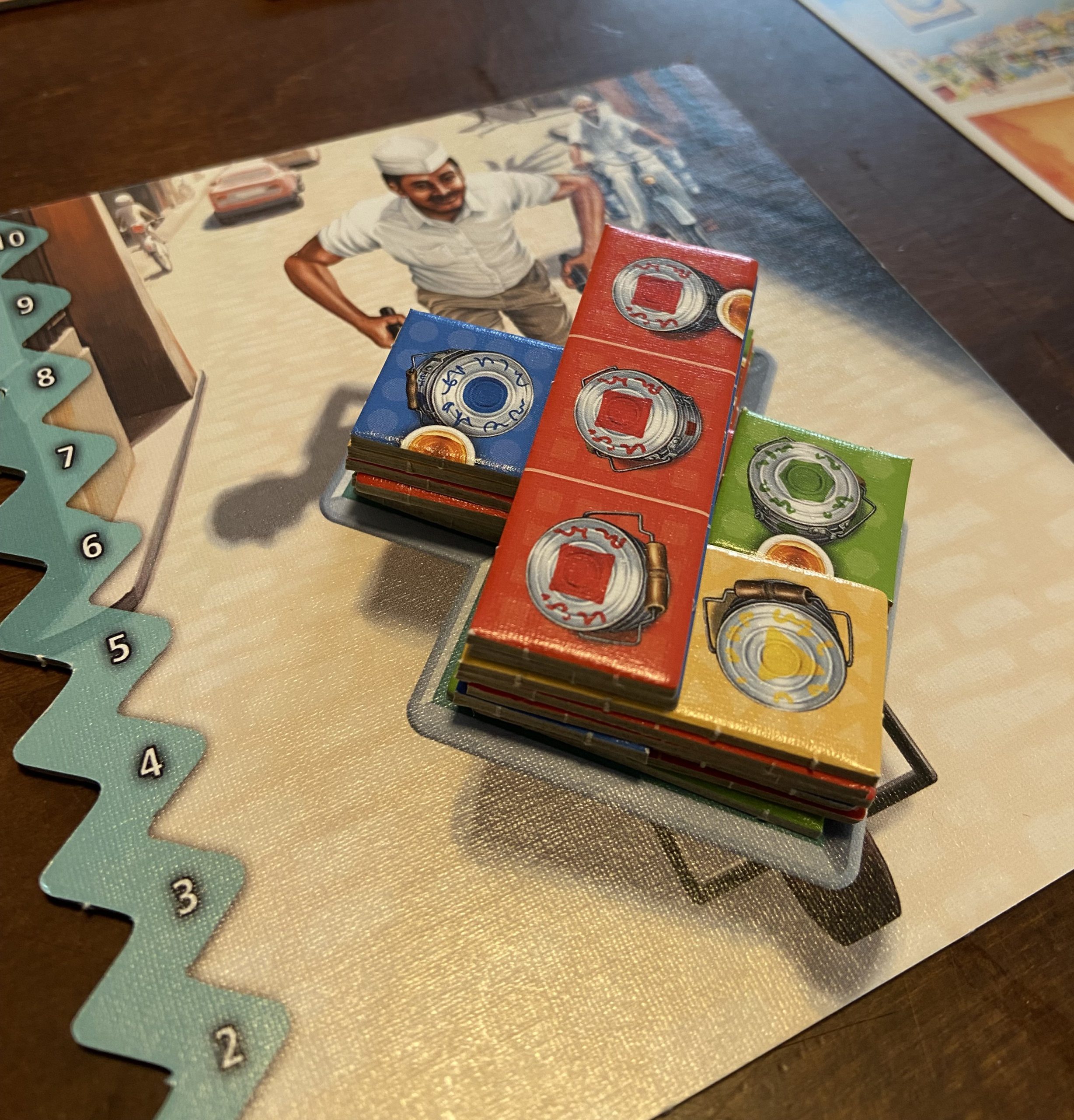 Zu sehen ist ein Spieltableaus, auf dem schon etliche Dabbas gestapelt wurden.