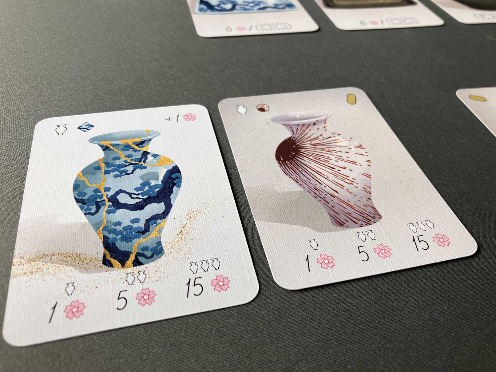 Spielszene - Karten in Nahaufnahme liegen auf dem Tisch, sie zeigen 2 der begehrten 3 Vasen.