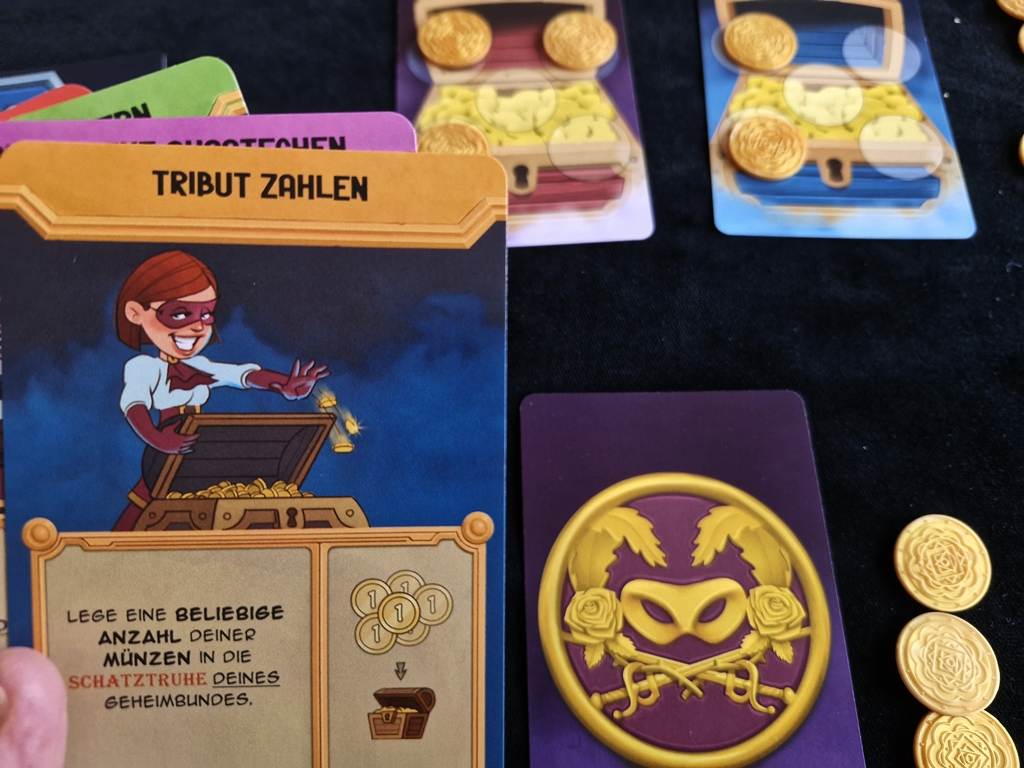 Spielsituation: wäre ich an der Reihe könnte ich mit der angezeigten Karte die Schatzkiste füllen
