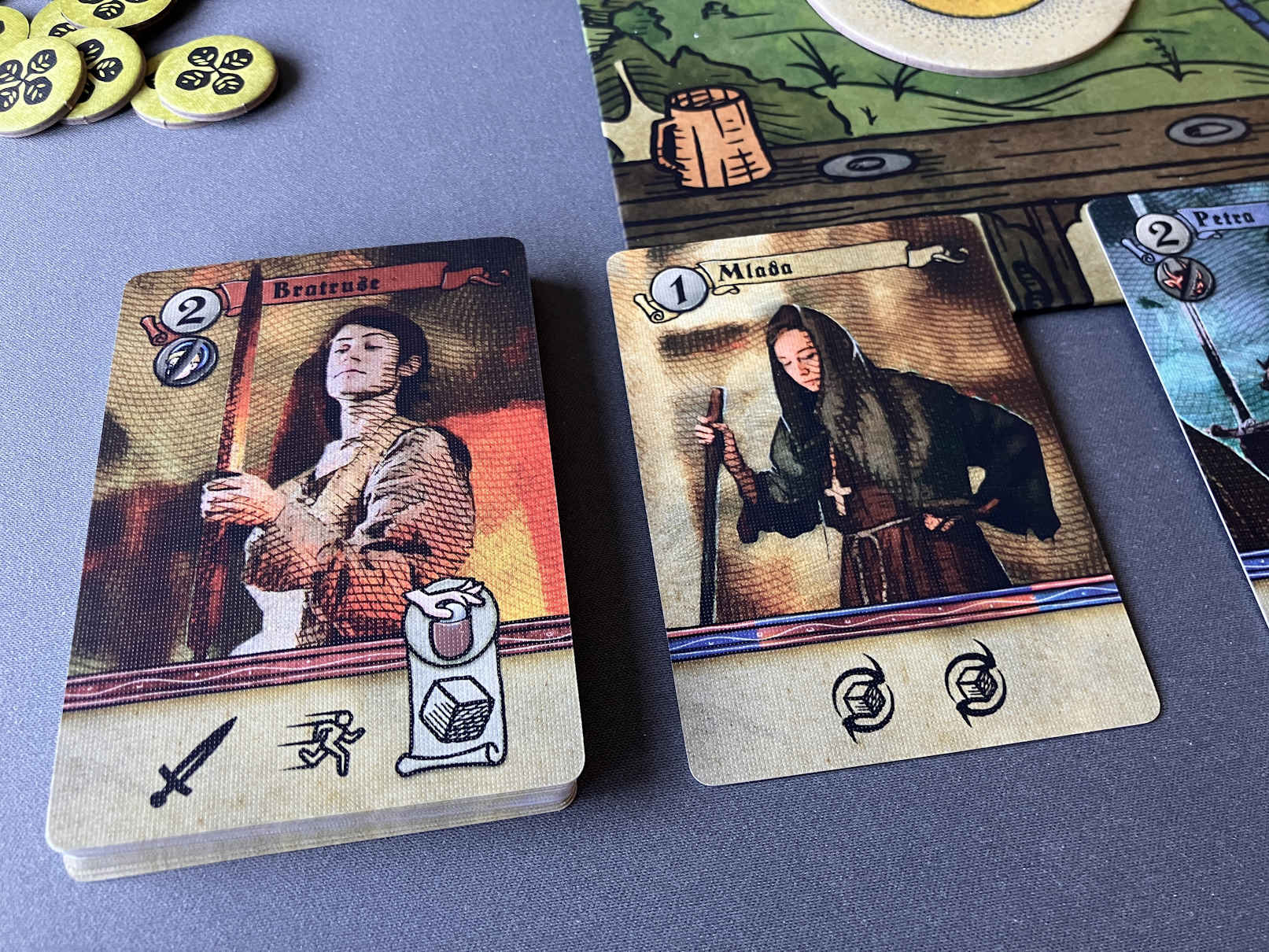 Zwei der vielen Gefolgsleute liegen am unteren Rand des Spielbrettes