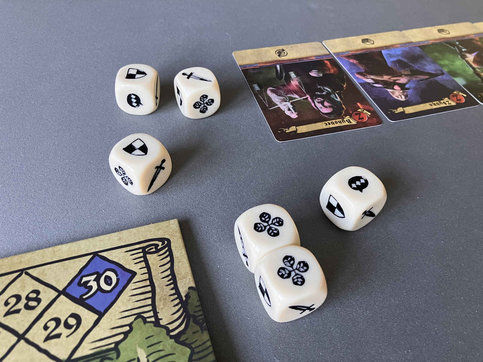 6 Würfel liegen auf dem Tisch, daneben die Gefolgsleute.