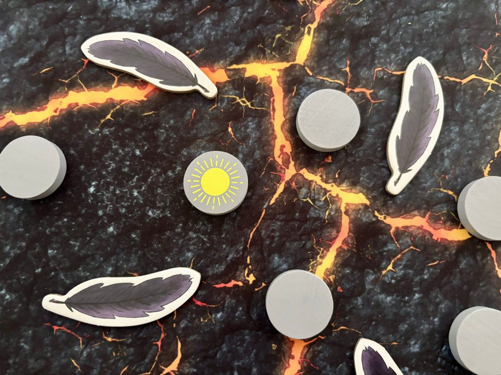 Das Nest mit Federn, Steinen und dem aufgedeckten Goldnugget