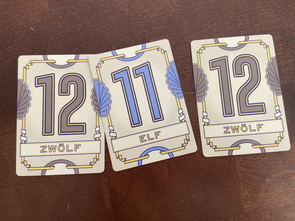 Zu sehen ist eine Kartenauslage mit einer 11er und zwei 12er Karten.