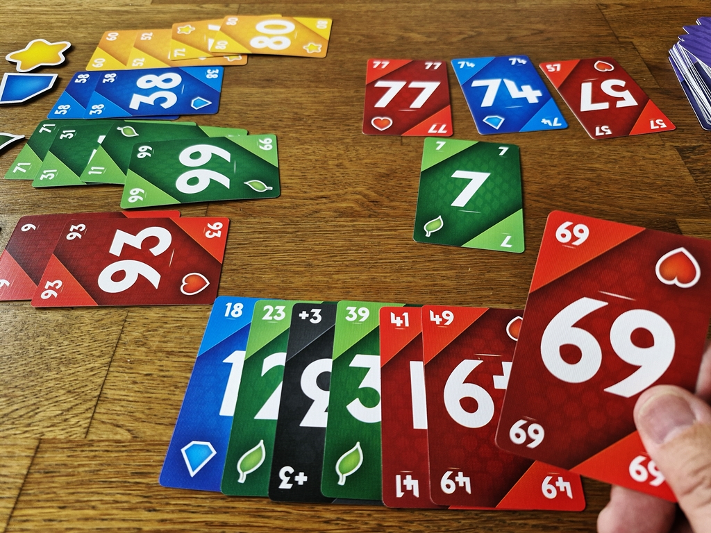 Die dritte rote Karte in der Reihe gewinnt den Jackpot, die beiseite gelegten roten Karten