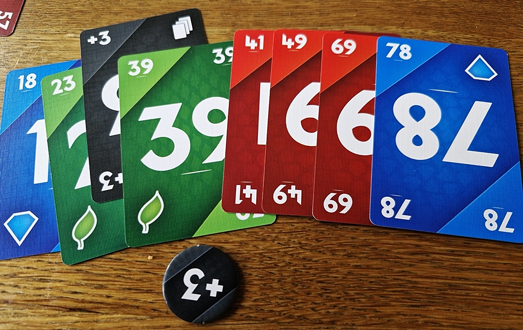 Eine Reihe wird gewertet. Die Wettkarte 3plus wird beiseite gelegt und weil gelungen mit dem 3plus Chip belohnt