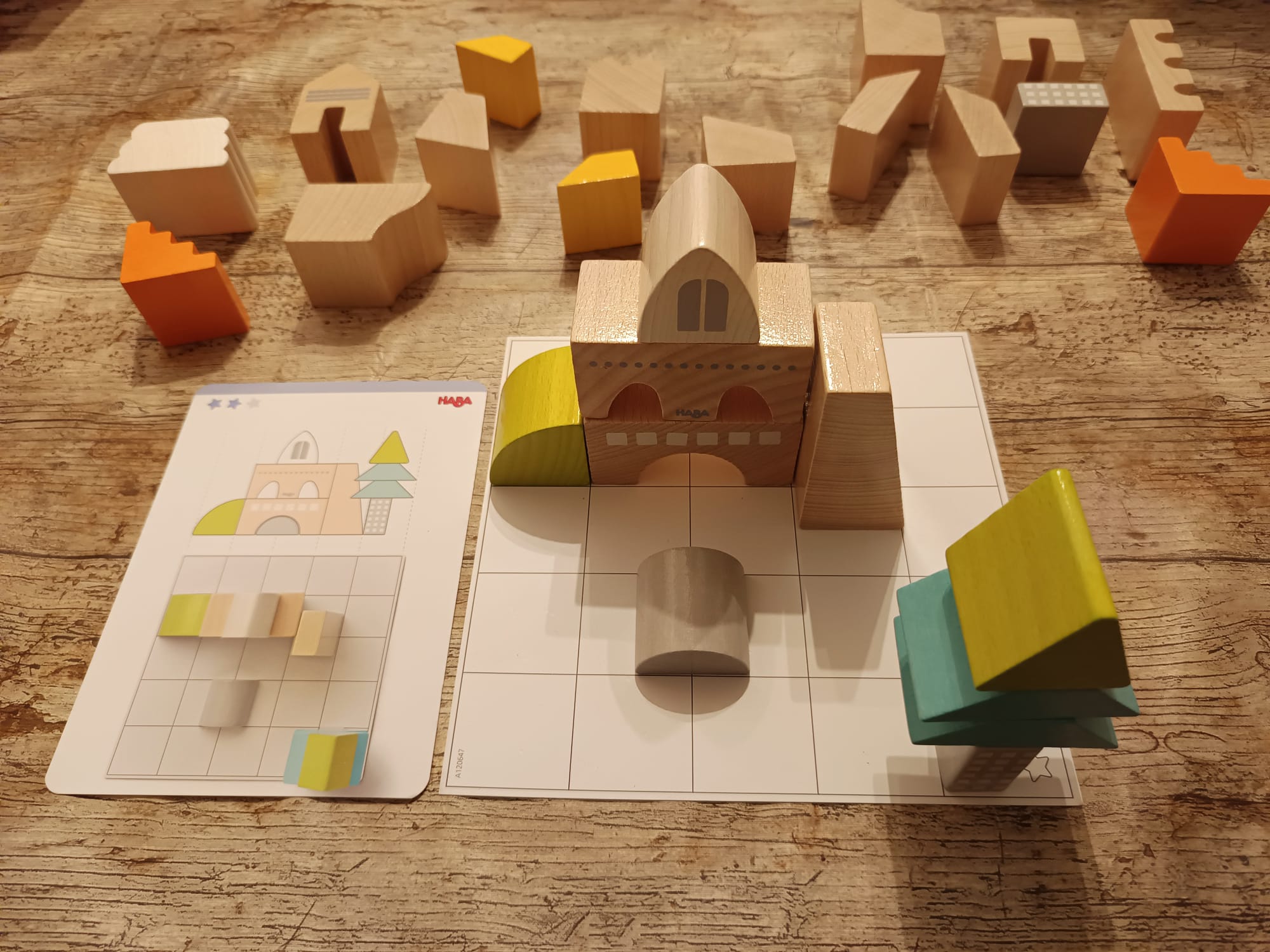 Das Bauwerk ist fertig. Manche Steine müssen aufeinandergestapelt werden.