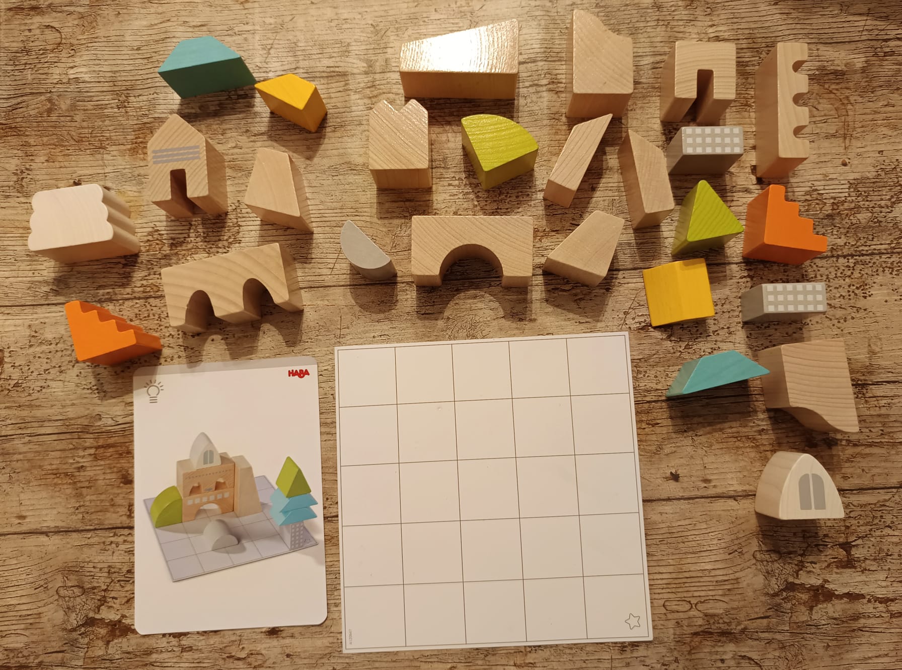 Verschiedene Bausteine in verschiedenen Formen lassen die Kinder begreifen.