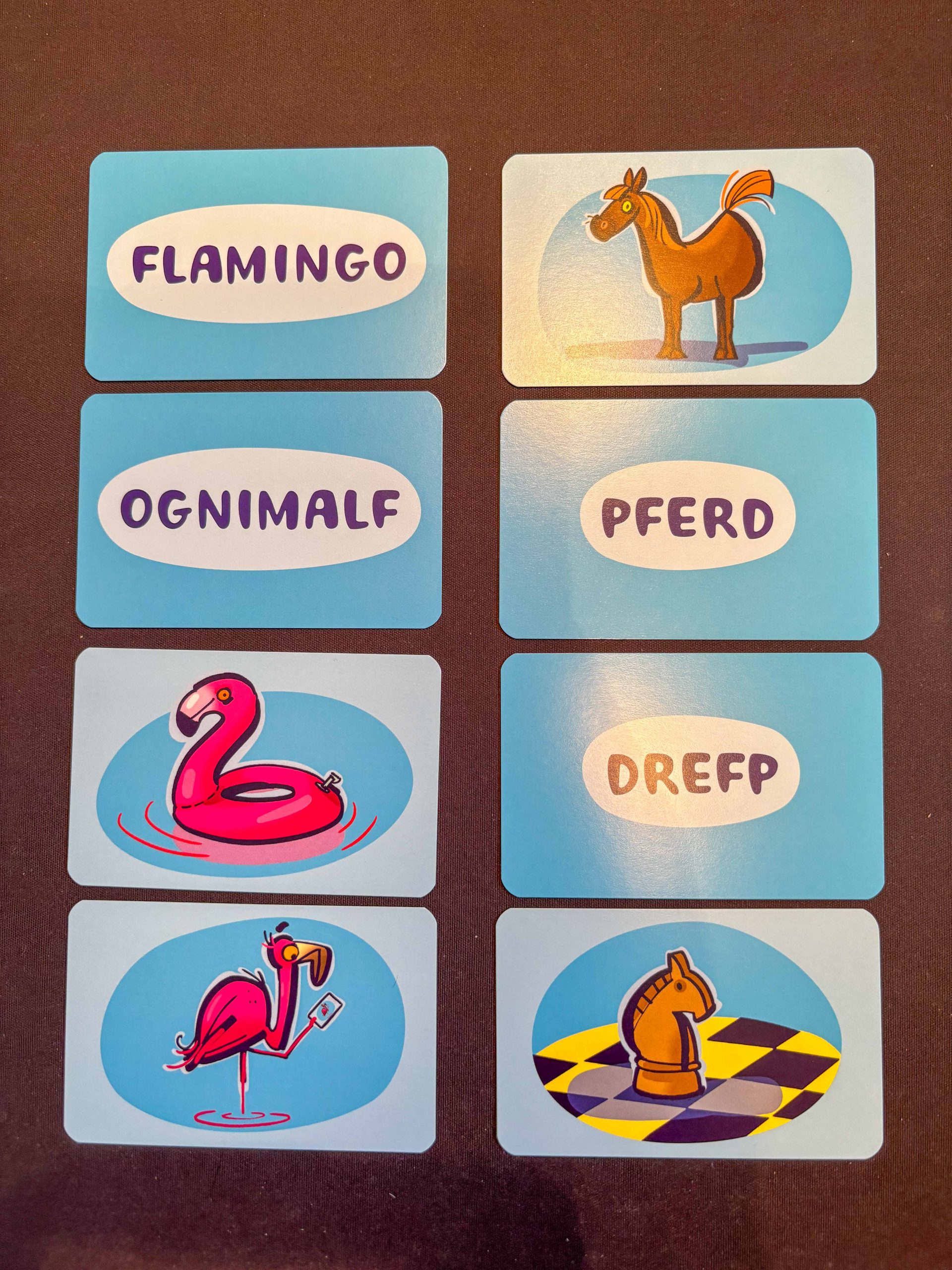 4x2 Raster mit Spielkarten. Teils Bilder, teils Schrift.