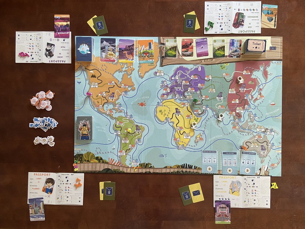 Exemplarischer Spielaufbau für eine Partie zu viert. Der Spielplan zeigt eine Weltkarte.