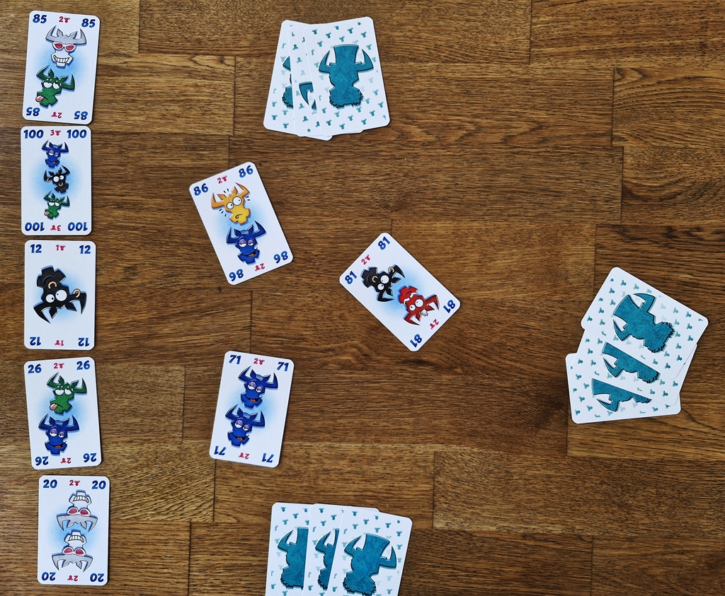 Aufbau und die ersten ausgespielten Karten.