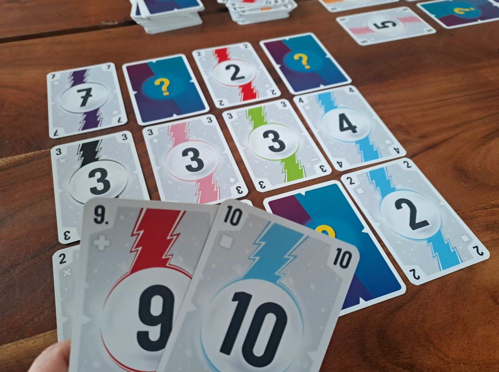 Zu sehen ist eine Spielszene aus Runde 2 mit dem 4x3-Raster.