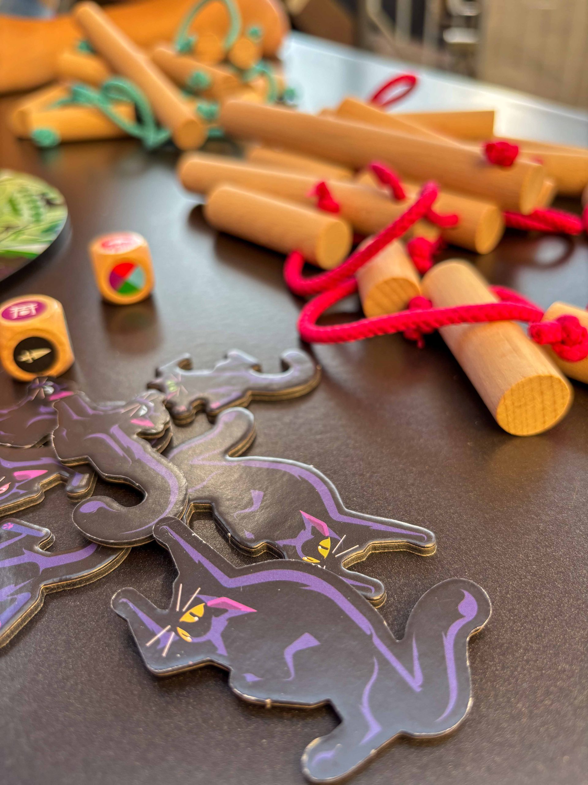 Tisch mit Spielmaterial
