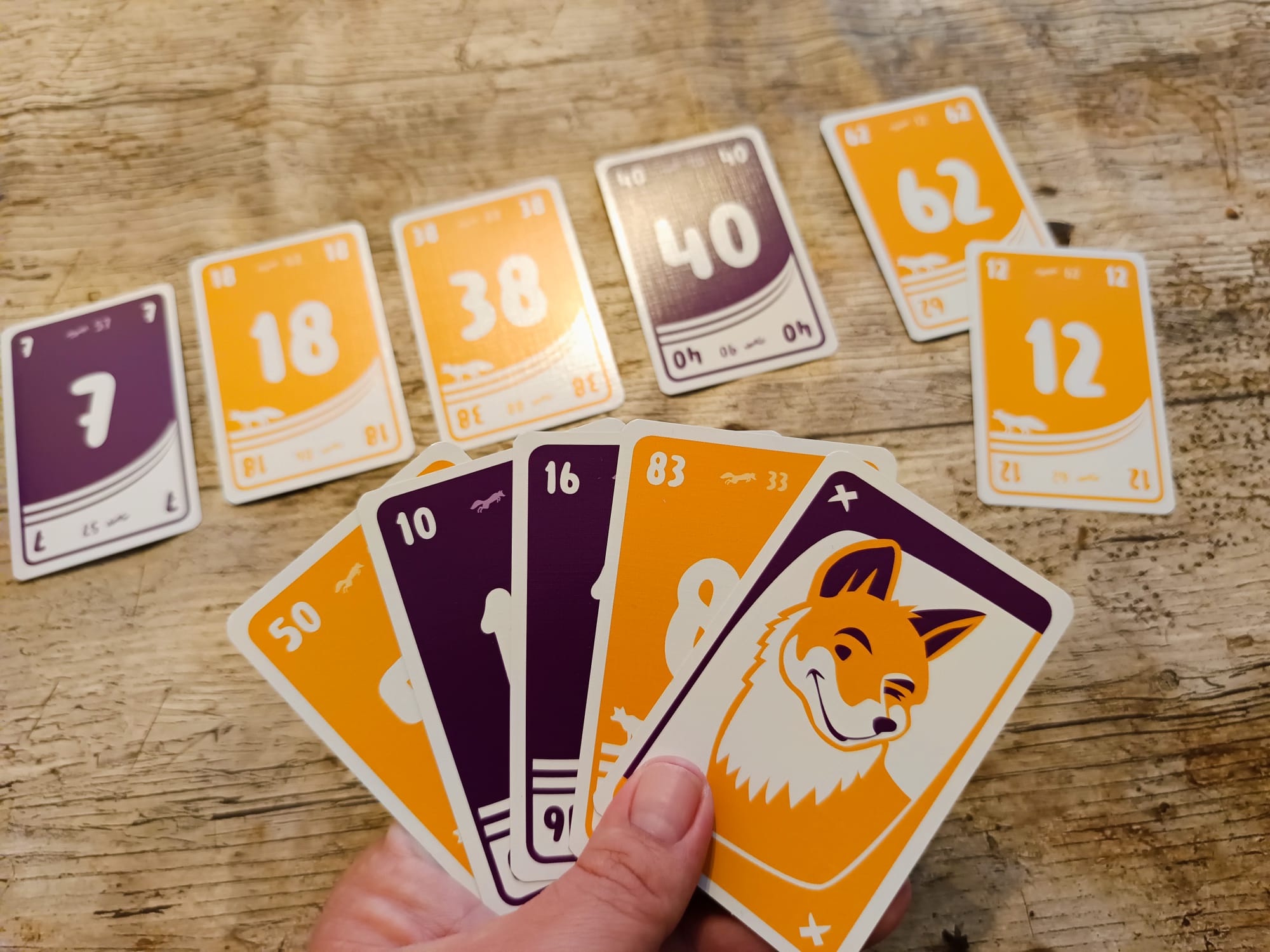 Ich habe 5 Karten in der Hand. Es wurde ein 50er Sprung ausgespielt. Zum Glück habe ich einen Fuchs auf der Hand. 