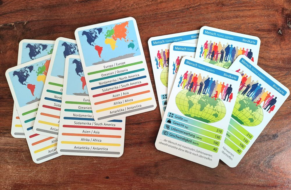 Zu sehen sind die Blinkarten beider Spiele.