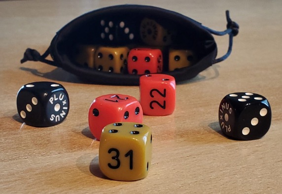 Beutelchen mit verschiedenen Würfeln