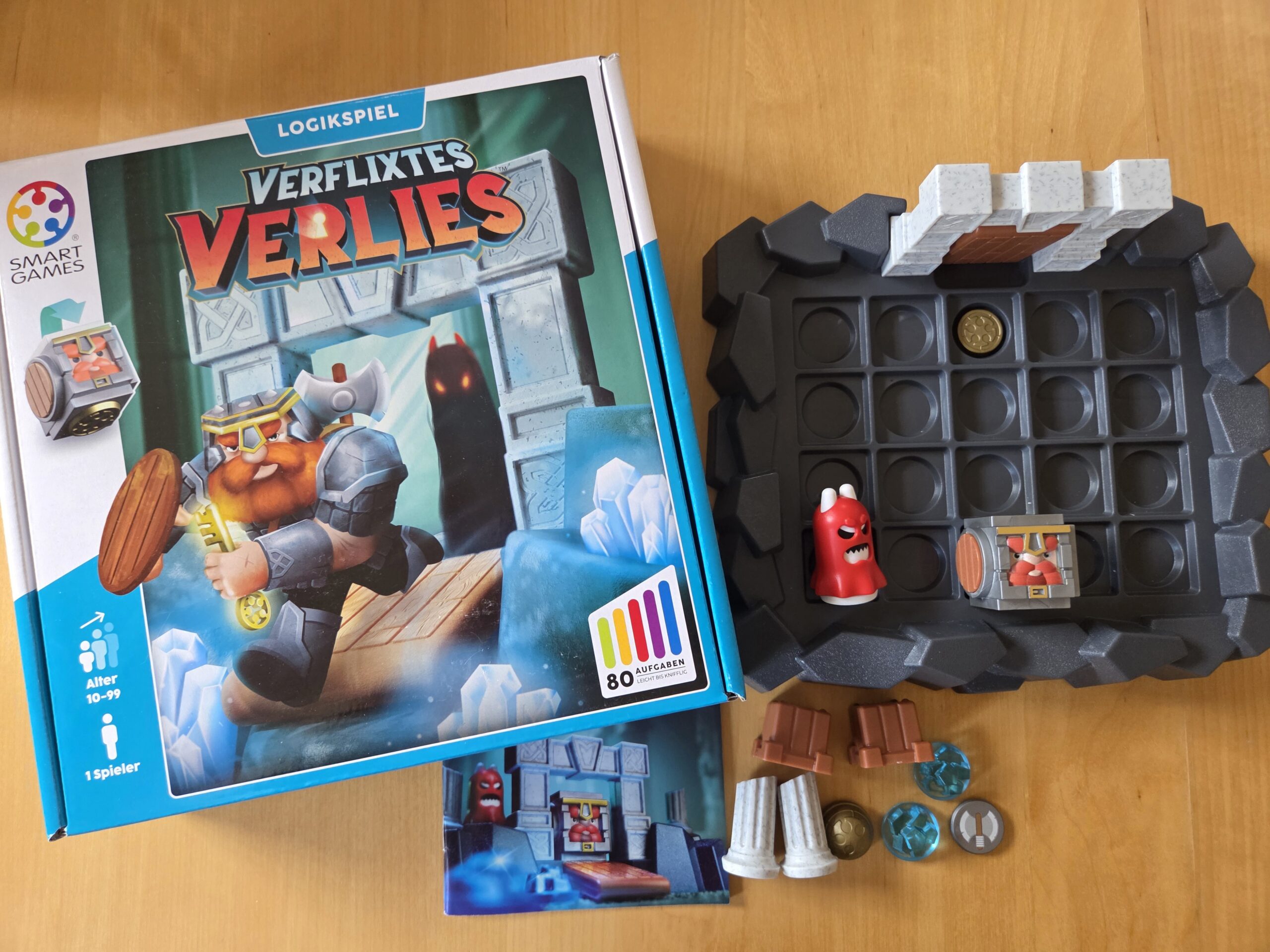 Verlies, Held, Aufgabenheft und einige Hindernisse finden Platz in der Spieleschachtel.