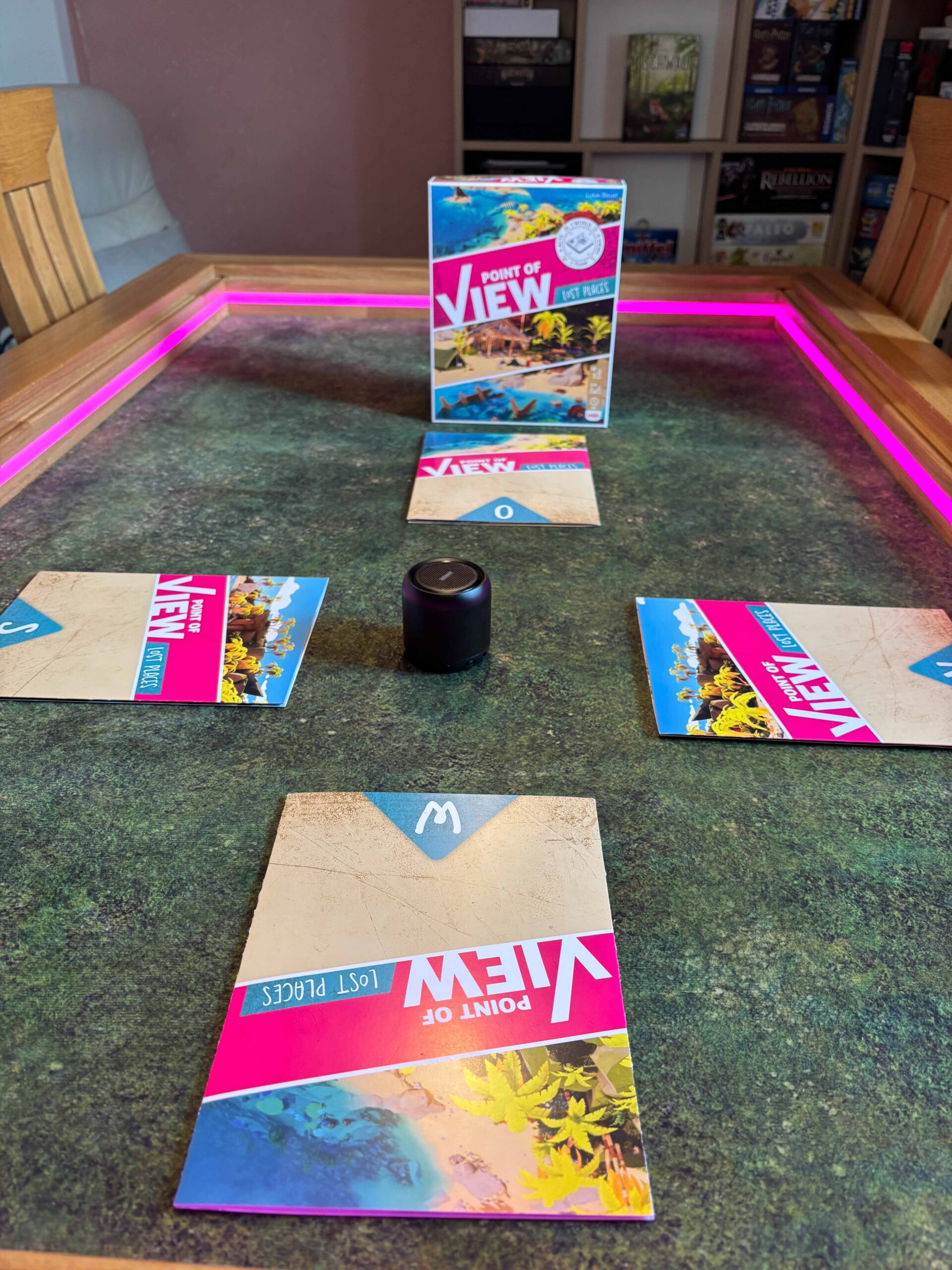 Alle Spielenden blicken aus unterschiedlichen Richtungen auf das Geschehen.