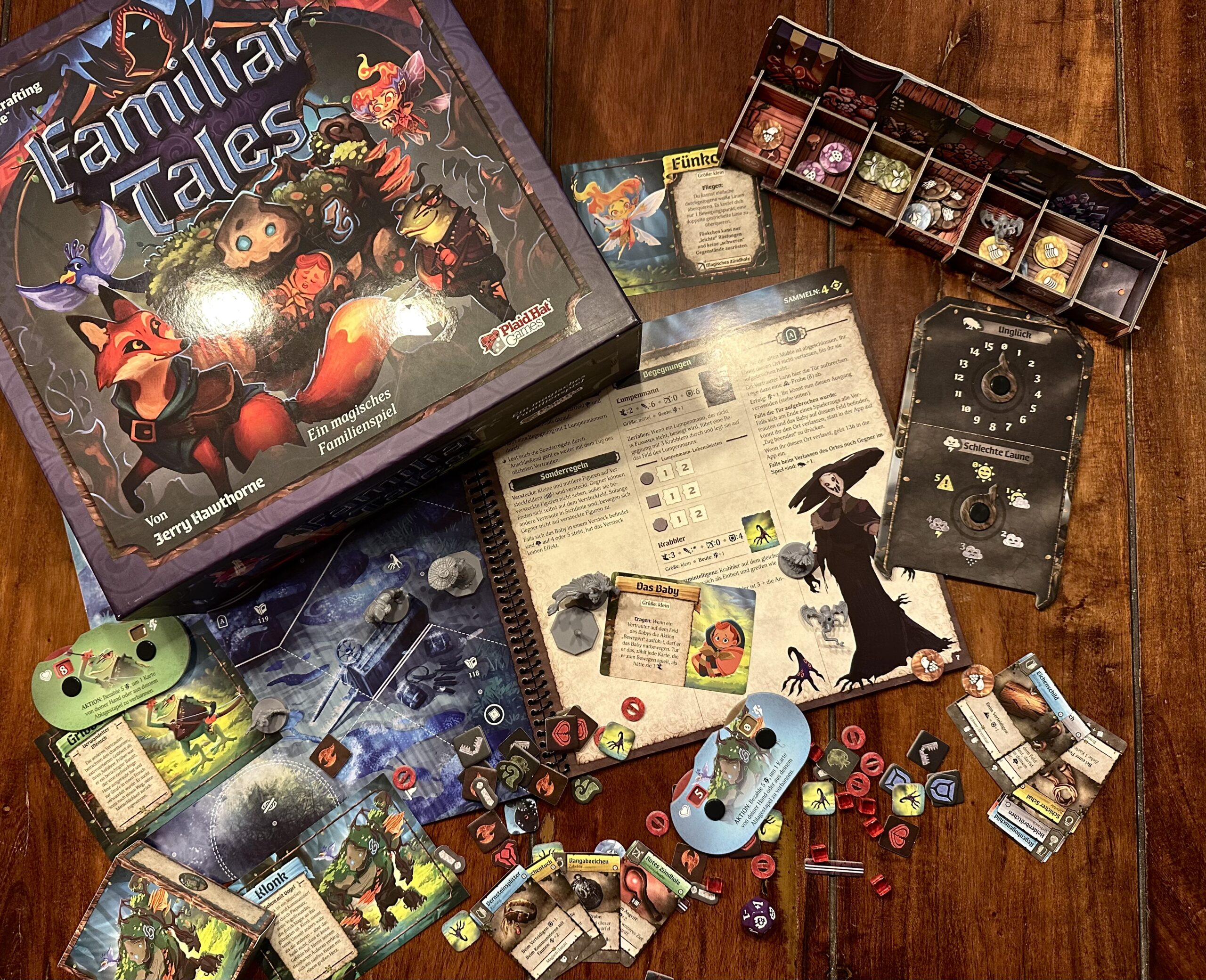 Bild von Familiar Tales und dem farbenfrohen, vielfältigen Material