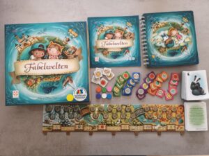 Fabelwelten-Spielkarton sowie Inhalt der Box