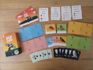 Die Spielschachte von Fly Home sowie deren Inhalt.