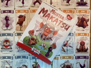 Spielschachtel auf Raster aus Karten