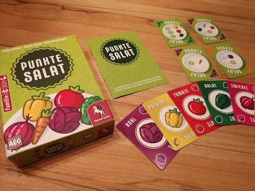 Der Spielkarton zu Punktesalat, die Spielkarten und die Anleitung