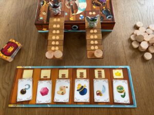 Auf diesem Foto ist ein anderer möglicher Spielausgang zu sehen. Ein Mitspieler hat es geschafft, 6 Karten mit verschiedenen Schätzen aufzudeken und gewinnt somit sofort das Spiel.