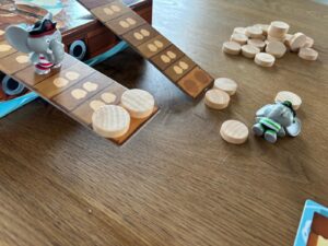 Auf dem Foto ist ein möglicher Spielausgang zu sehen. In diesem Fall ist ein Elefant ins Wasser geplumpst, indem die Holzkisten auf der Planke überwogen haben.