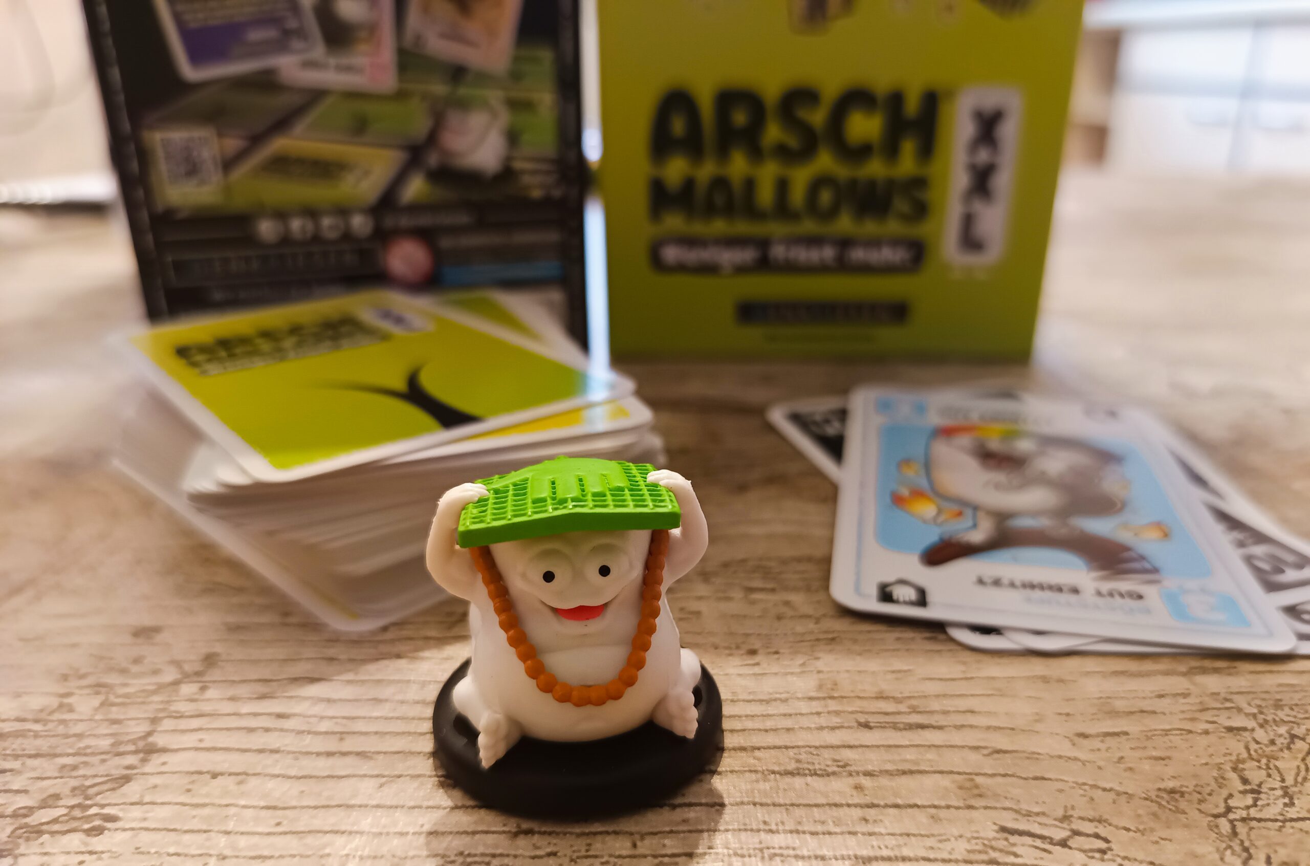 Dei "Babo-Figur" ist ein weißes Männchen, dass an einen Po erinnert. Lustig dargestellt.