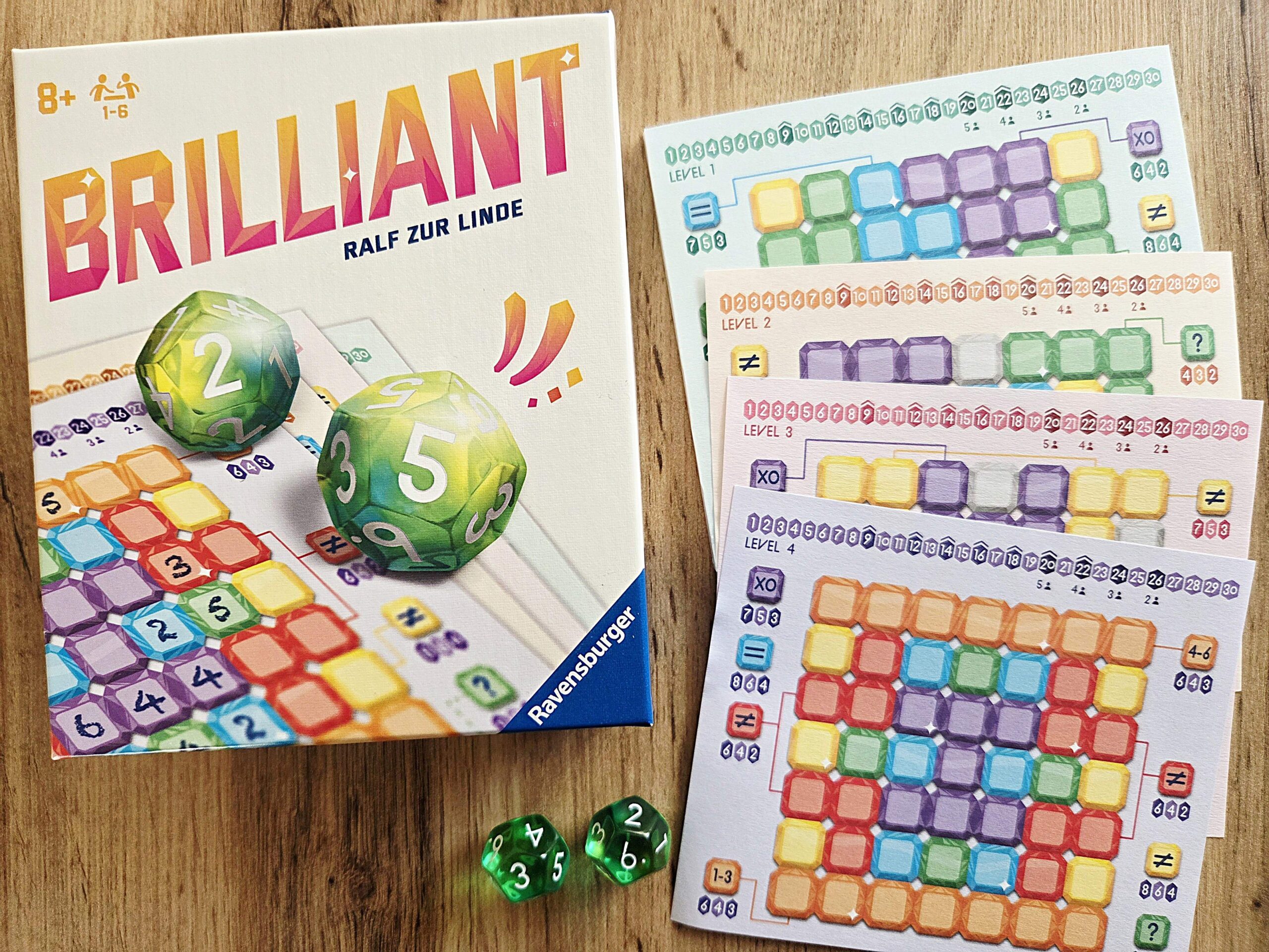 Klein und übersichtlich: Ein Block mit den 4 verschiedenen Levelblättern, die 2 Würfel und Holzbundstifte sind ebenfalls in der kleinen Box.