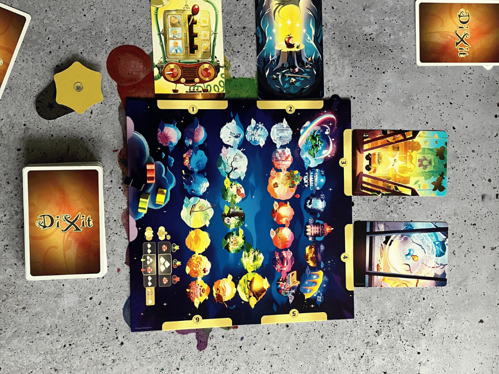 Spielszene von oben - 4 Karten sind angelegt und es darf geraten werden.