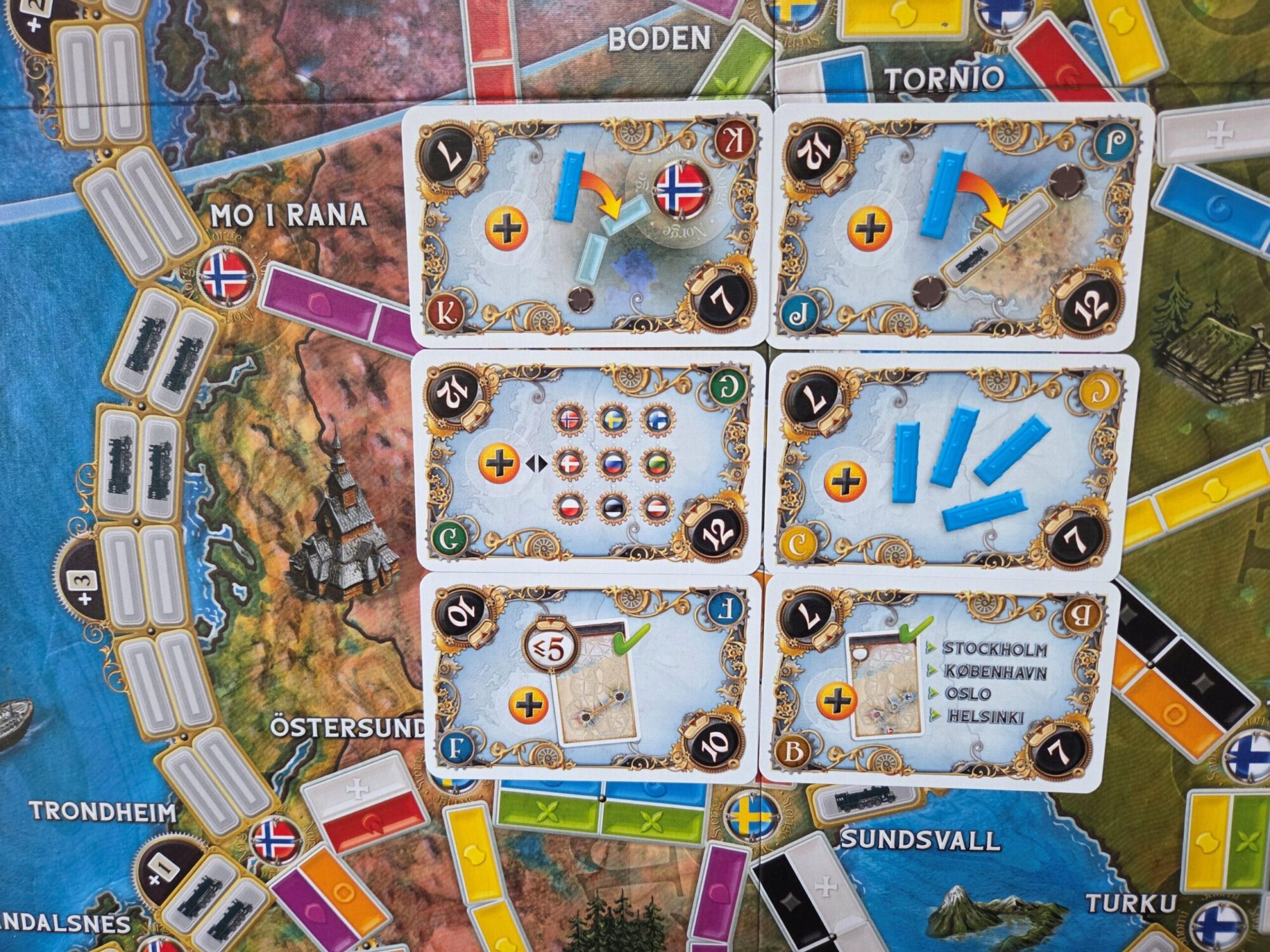 Einige der Bonuskarten und links eine Fährenstrecke. Für die Route Trondheim - Mo i Rana erhält man nach Fertigstellung sogar 3 Wagenkarten!