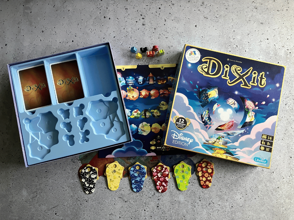 Blick in die Spielschachtel - Das Material liegt ausgebreitet auf einer Spielmatte